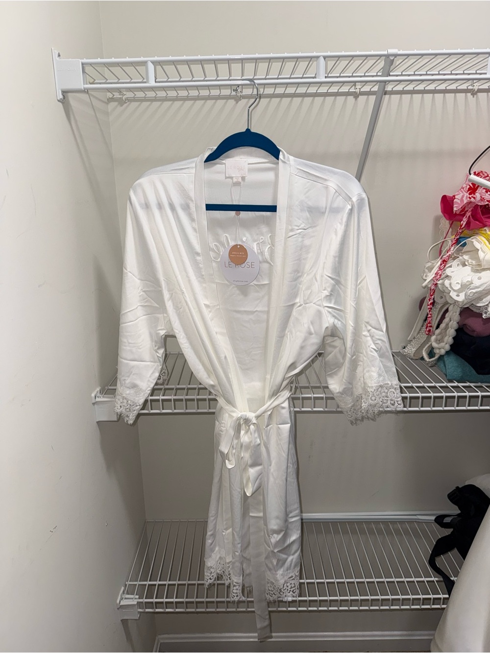 Le rose white Lace-Trim Satin Robe